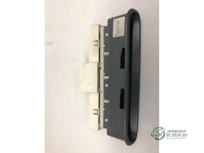 Gebruikte Display Interieur Renault Twingo (C06) 1.2 16V Quickshift Prijs € 40,00 Margeregeling aangeboden door Autobedrijf de Heer B.V.