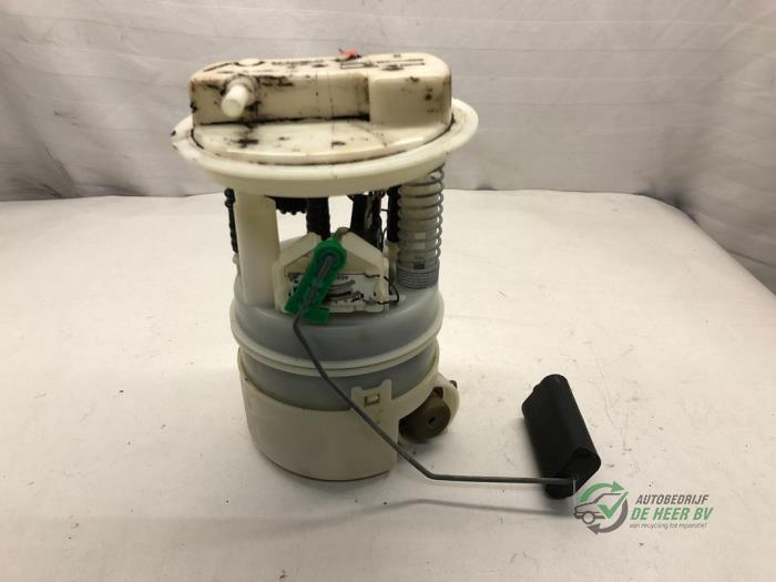Gebruikte Tank element Pomp Renault Twingo (C06) 1.2 16V Quickshift Prijs € 35,00 Margeregeling aangeboden door Autobedrijf de Heer B.V.