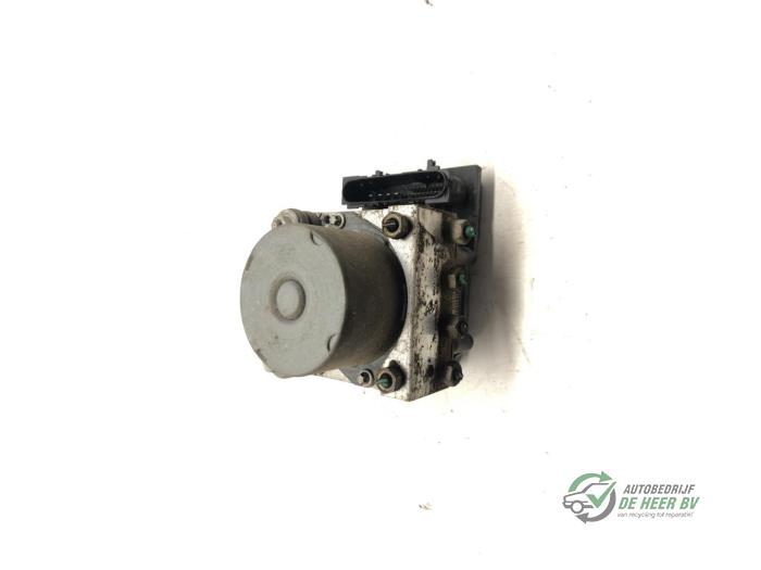 Gebruikte ABS Pomp Renault Twingo (C06) 1.2 16V Quickshift Prijs € 75,00 Margeregeling aangeboden door Autobedrijf de Heer B.V.