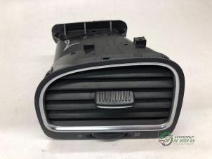 Gebruikte Luchtrooster Dashboard Volkswagen Golf VI (5K1) 1.6 TDI 16V Prijs € 15,00 Margeregeling aangeboden door Autobedrijf de Heer B.V.