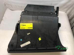 Gebruikte Dashboardkastje Opel Astra H GTC (L08) 1.8 16V Prijs € 30,00 Margeregeling aangeboden door Autobedrijf de Heer B.V.