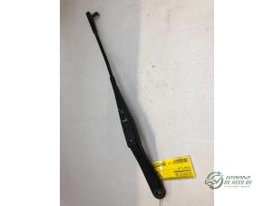Gebruikte Ruitenwisserarm voor Opel Astra H GTC (L08) 1.8 16V Prijs € 15,00 Margeregeling aangeboden door Autobedrijf de Heer B.V.