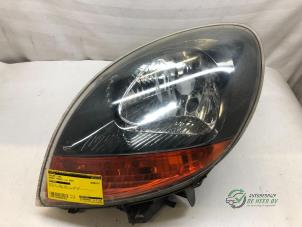 Gebruikte Linker Koplamp Renault Kangoo (KC) 1.2 16V Prijs € 35,00 Margeregeling aangeboden door Autobedrijf de Heer B.V.