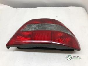 Gebruikte Achterlicht rechts Volvo S40 (VS) 1.9 16V T4 Prijs € 35,00 Margeregeling aangeboden door Autobedrijf de Heer B.V.