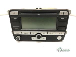 Gebruikte Radio CD Speler Volkswagen Golf VI (5K1) 1.6 TDI 16V Prijs € 75,00 Margeregeling aangeboden door Autobedrijf de Heer B.V.