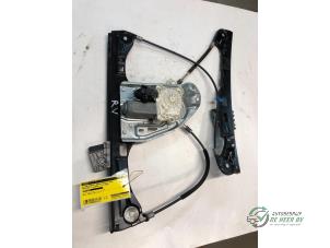 Gebruikte Raammechaniek 4Deurs rechts-voor Mercedes C (W203) 1.8 C-180K 16V Prijs € 75,00 Margeregeling aangeboden door Autobedrijf de Heer B.V.