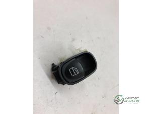 Gebruikte Raam schakelaar elektrisch Mercedes C (W203) 1.8 C-180K 16V Prijs € 15,00 Margeregeling aangeboden door Autobedrijf de Heer B.V.