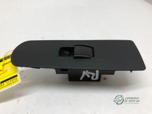 Gebruikte Elektrisch Raam Schakelaar Mitsubishi Colt (Z2/Z3) 1.5 16V Prijs € 15,00 Margeregeling aangeboden door Autobedrijf de Heer B.V.