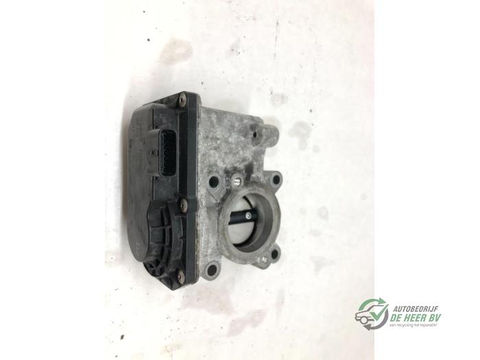 Gebruikte Gasklephuis Renault Clio III (BR/CR) 1.2 16V 75 Prijs € 35,00 Margeregeling aangeboden door Autobedrijf de Heer B.V.