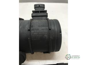 Gebruikte Luchtmassameter Alfa Romeo 159 Sportwagon (939BX) 2.4 JTDm 20V Prijs € 25,00 Margeregeling aangeboden door Autobedrijf de Heer B.V.