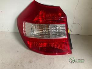 Gebruikte Achterlicht links BMW 1 serie (E87/87N) 118i 16V Prijs € 30,00 Margeregeling aangeboden door Autobedrijf de Heer B.V.