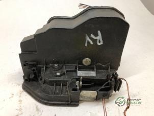 Gebruikte Slotmechaniek Portier 4Deurs rechts-voor BMW 1 serie (E87/87N) 118i 16V Prijs € 35,00 Margeregeling aangeboden door Autobedrijf de Heer B.V.