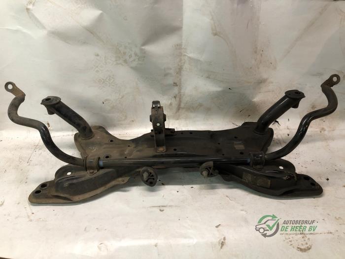 Gebruikte Subframe Toyota Yaris (P1) 1.3 16V VVT-i Prijs € 100,00 Margeregeling aangeboden door Autobedrijf de Heer B.V.
