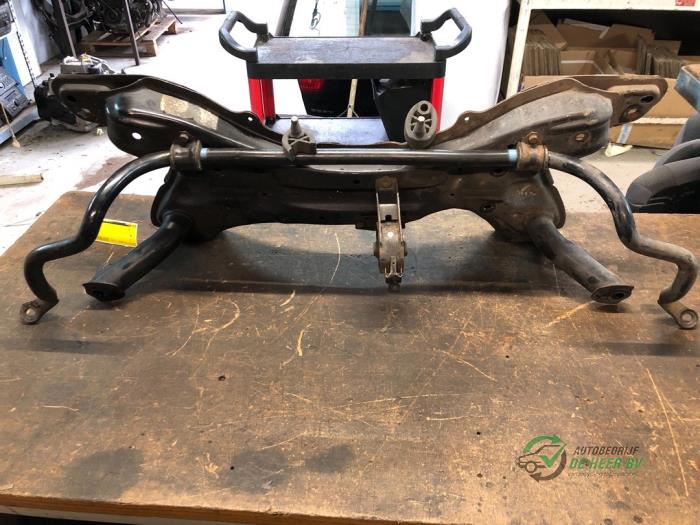 Subframe van een Toyota Yaris (P1) 1.3 16V VVT-i 2005