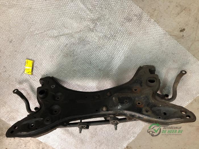 Subframe van een Toyota Yaris (P1) 1.3 16V VVT-i 2005