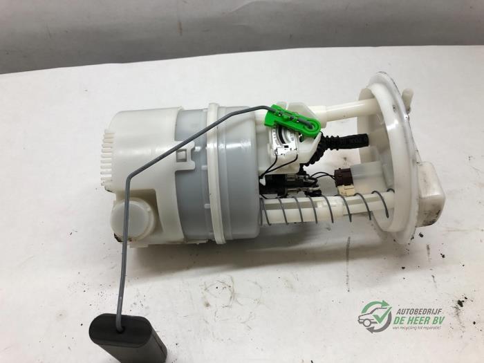 Gebruikte Tank element Pomp Renault Twingo II (CN) 1.2 16V Prijs € 35,00 Margeregeling aangeboden door Autobedrijf de Heer B.V.