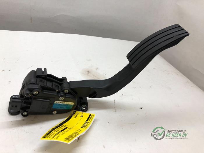 Gebruikte Sensor Gaspedaalpositie Renault Twingo II (CN) 1.2 16V Prijs € 35,00 Margeregeling aangeboden door Autobedrijf de Heer B.V.
