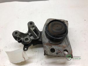 Gebruikte Motorsteun Renault Twingo II (CN) 1.2 16V Prijs € 15,00 Margeregeling aangeboden door Autobedrijf de Heer B.V.