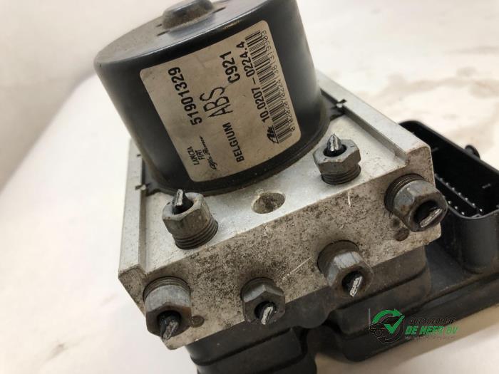 ABS Pomp van een Fiat Doblo Cargo (263) 1.3 MJ 16V DPF Euro 5 2011