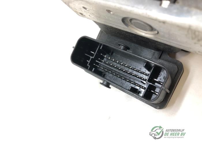 ABS Pomp van een Fiat Doblo Cargo (263) 1.3 MJ 16V DPF Euro 5 2011