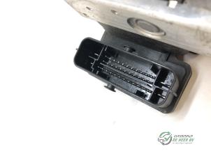 ABS Pomp van een Fiat Doblo Cargo (263) 1.3 MJ 16V DPF Euro 5 2011