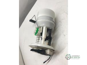 Gebruikte Brandstofpomp Elektrisch Renault Twingo II (CN) 1.2 16V Prijs € 35,00 Margeregeling aangeboden door Autobedrijf de Heer B.V.