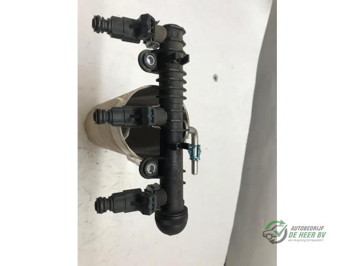 Gebruikte Verstuiver brug Opel Corsa C (F08/68) 1.0 12V Prijs € 40,00 Margeregeling aangeboden door Autobedrijf de Heer B.V.
