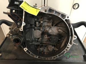 Gebruikte Versnellingsbak Peugeot 208 I (CA/CC/CK/CL) 1.0 Vti 12V PureTech Prijs € 300,00 Margeregeling aangeboden door Autobedrijf de Heer B.V.