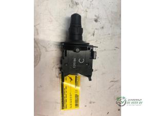 Gebruikte Pinker Schakelaar Renault Grand Scénic II (JM) 2.0 16V Prijs € 20,00 Margeregeling aangeboden door Autobedrijf de Heer B.V.