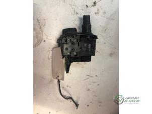 Gebruikte Ruitenwis Schakelaar Renault Grand Scénic II (JM) 2.0 16V Prijs € 20,00 Margeregeling aangeboden door Autobedrijf de Heer B.V.