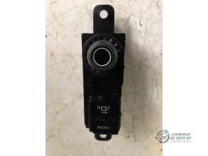 Gebruikte Bediening boordcomputer Peugeot 208 I (CA/CC/CK/CL) 1.4 HDi Prijs € 20,00 Margeregeling aangeboden door Autobedrijf de Heer B.V.