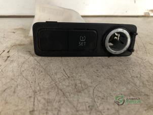 Gebruikte Bandenspanning schakelaar Volkswagen Up! (121) 1.0 12V 60 Prijs € 20,00 Margeregeling aangeboden door Autobedrijf de Heer B.V.