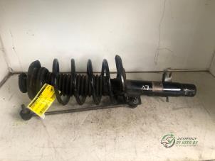 Gebruikte Mac Phersonpoot links-voor Peugeot 208 I (CA/CC/CK/CL) 1.4 HDi Prijs € 50,00 Margeregeling aangeboden door Autobedrijf de Heer B.V.