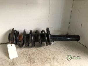 Gebruikte Mac Phersonpoot links-voor Volkswagen Caddy III (2KA,2KH,2CA,2CH) 2.0 SDI Prijs € 40,00 Margeregeling aangeboden door Autobedrijf de Heer B.V.