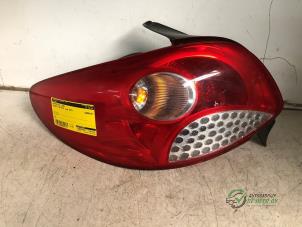 Gebruikte Achterlicht links Peugeot 206+ (2L/M) 1.1 XR,XS Prijs € 35,00 Margeregeling aangeboden door Autobedrijf de Heer B.V.