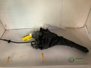 Gebruikte Handremhendel Opel Vivaro 1.6 CDTi BiTurbo 145 Prijs € 45,00 Margeregeling aangeboden door Autobedrijf de Heer B.V.