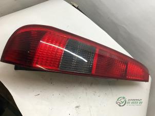 Gebruikte Achterlicht links Ford Fiesta 5 (JD/JH) 1.4 16V Prijs € 25,00 Margeregeling aangeboden door Autobedrijf de Heer B.V.