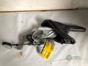 Gebruikte Handremhendel BMW 1 serie (F20) 116i 1.6 16V Prijs € 35,00 Margeregeling aangeboden door Autobedrijf de Heer B.V.