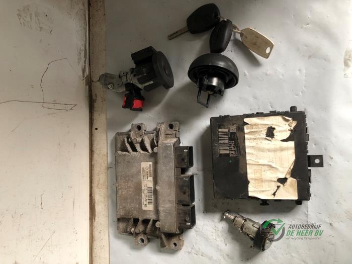 Gebruikte Kontaktslot + computer Renault Twingo II (CN) 1.2 16V Prijs € 125,00 Margeregeling aangeboden door Autobedrijf de Heer B.V.