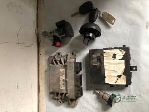 Gebruikte Contactslot + computer Renault Twingo II (CN) 1.2 16V Prijs € 125,00 Margeregeling aangeboden door Autobedrijf de Heer B.V.