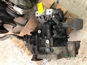 Gebruikte Versnellingsbak Volkswagen Passat Variant (3C5) 1.8 TSI 16V Prijs € 450,00 Margeregeling aangeboden door Autobedrijf de Heer B.V.