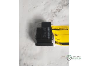 Gebruikte Handrem schakelaar Volkswagen Passat Variant (3C5) 1.8 TSI 16V Prijs € 20,00 Margeregeling aangeboden door Autobedrijf de Heer B.V.