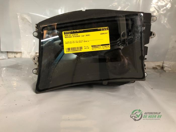 Gebruikte Head-up display Mercedes A Limousine (177.1) 1.3 A-250 e Turbo 16V Prijs € 225,00 Margeregeling aangeboden door Autobedrijf de Heer B.V.