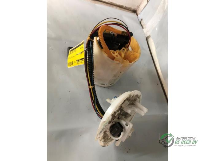 Gebruikte Tank element Pomp Mercedes A Limousine (177.1) 1.3 A-250 e Turbo 16V Prijs € 50,00 Margeregeling aangeboden door Autobedrijf de Heer B.V.