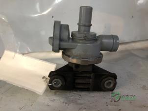 Gebruikte Evap klep Mercedes A Limousine (177.1) 1.3 A-250 e Turbo 16V Prijs € 50,00 Margeregeling aangeboden door Autobedrijf de Heer B.V.