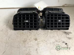 Gebruikte Luchtrooster Dashboard Volkswagen Polo V (6R) 1.2 TDI 12V BlueMotion Prijs € 35,00 Margeregeling aangeboden door Autobedrijf de Heer B.V.