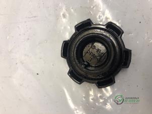 Gebruikte Oliedop Peugeot 107 1.0 12V Prijs € 15,00 Margeregeling aangeboden door Autobedrijf de Heer B.V.