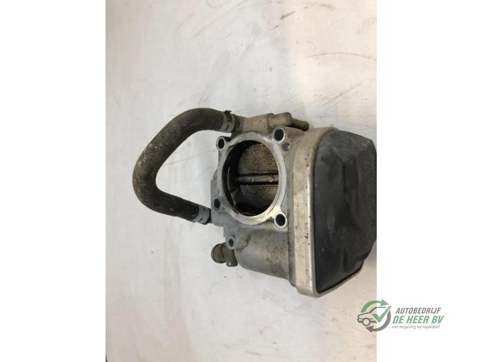 Gebruikte Gasklephuis Opel Astra H GTC (L08) 1.8 16V Prijs € 40,00 Margeregeling aangeboden door Autobedrijf de Heer B.V.