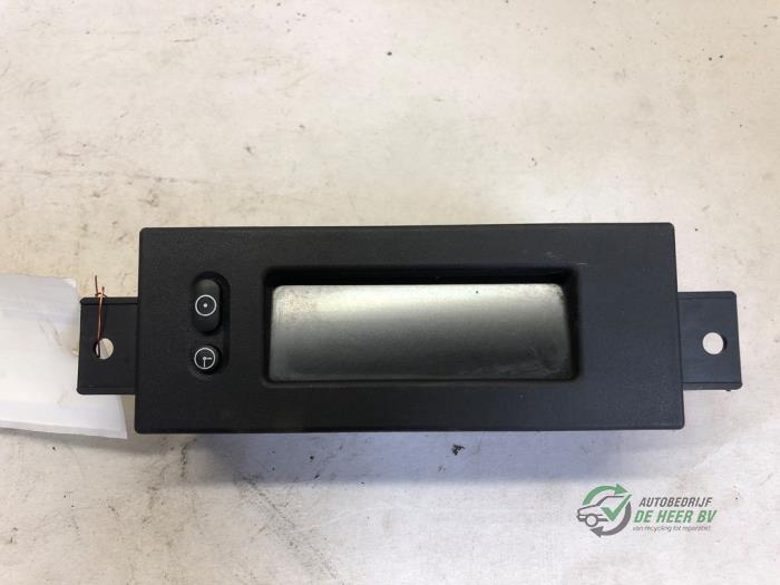 Gebruikte Display Interieur Opel Corsa D 1.2 16V Prijs € 25,00 Margeregeling aangeboden door Autobedrijf de Heer B.V.