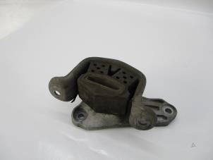 Gebruikte Versnellingsbak Steun Volkswagen Transporter Prijs € 24,20 Inclusief btw aangeboden door Autohandel P. Caron & Zoon B.V.